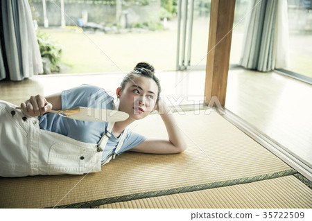 在家放鬆的婦女 在家放鬆的婦女 35722509