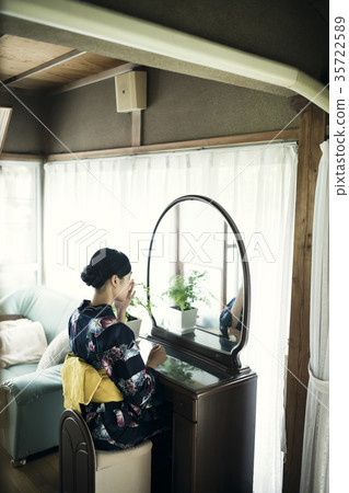 A woman in a yukata 35722589