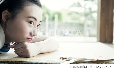 在家放鬆的婦女 35722607