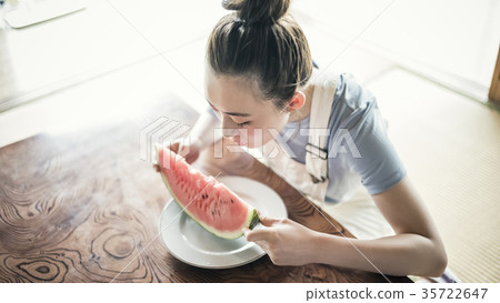 在家放鬆的婦女 35722647