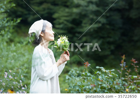 Senior woman smelling the smell of flowers Senior woman smelling the smell of flowers 35722650