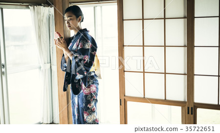A woman in a yukata 35722651