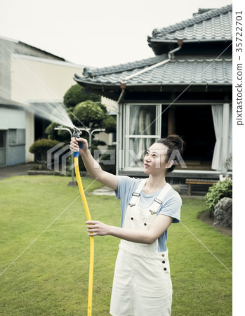 一個女人在做澆水 一個女人在做澆水 35722701