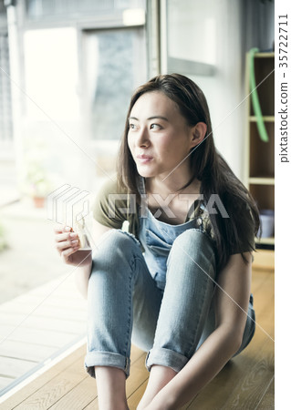 在家放鬆的婦女 35722711