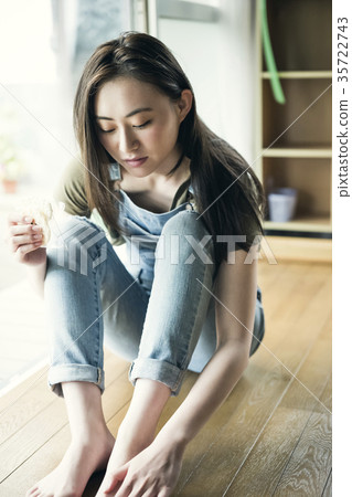 在家放鬆的婦女 35722743