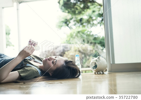 在家放鬆的婦女 在家放鬆的婦女 35722780