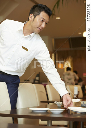 在酒店餐廳工作的人 35722808