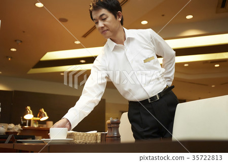 在酒店餐廳工作的人 在酒店餐廳工作的人 35722813