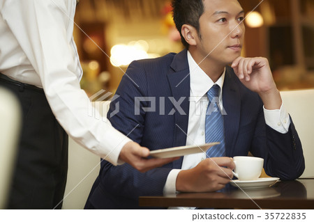 放鬆在咖啡館的商人 35722835