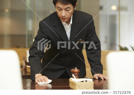 在酒店餐廳工作的人 在酒店餐廳工作的人 35722876