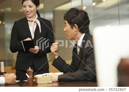 在酒店餐廳工作的女性 35722907