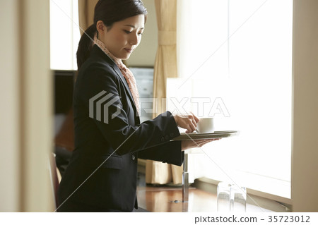 在酒店工作的女性 35723012