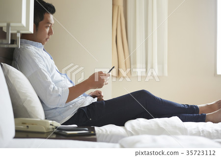 男子在酒店打電話 35723112