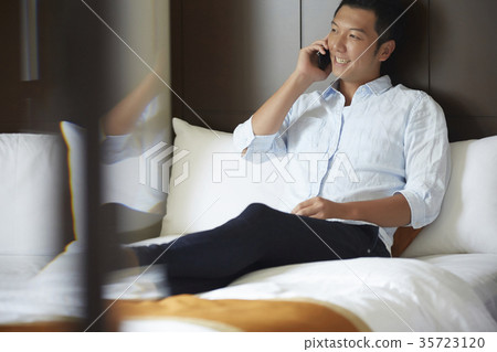 男子在酒店打電話 35723120