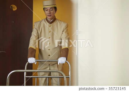 Men working at a hotel 35723145