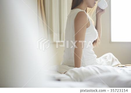 放鬆在旅館的一名婦女 放鬆在旅館的一名婦女 35723154