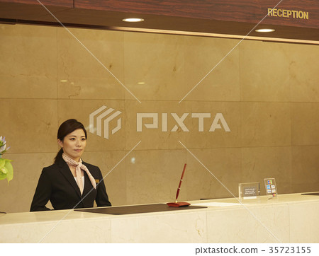 在酒店接待處工作的女人 在酒店接待處工作的女人 35723155