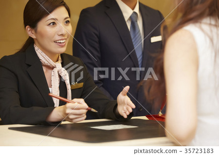 在酒店接待處工作的男人和女人 在酒店接待處工作的男人和女人 35723183