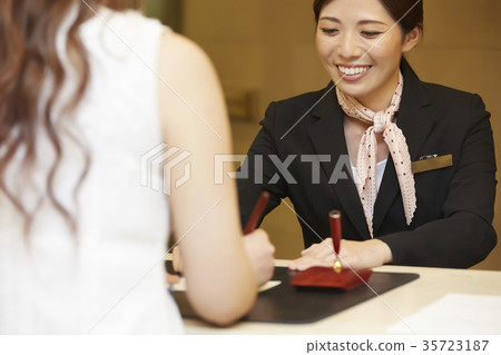 在酒店接待處工作的女人 35723187