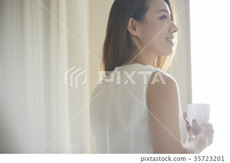 放鬆在旅館的一名婦女 放鬆在旅館的一名婦女 35723201