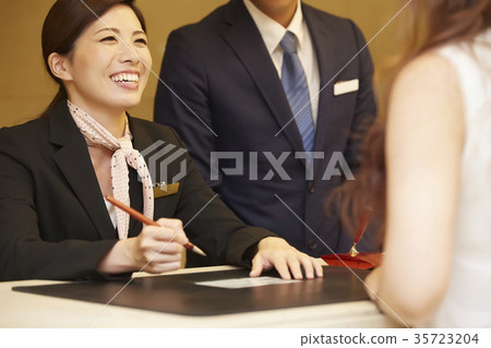 在酒店接待處工作的女人 35723204
