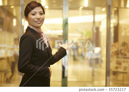 Women who work at a hotel Women who work at a hotel 35723217