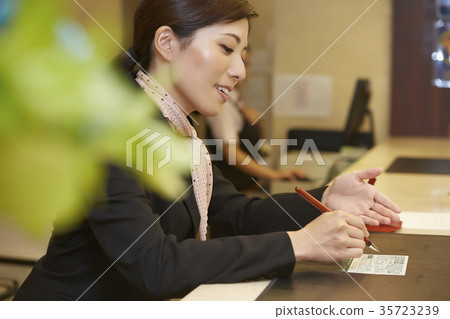在酒店接待處工作的女人 35723239