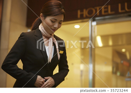 在酒店工作的女性 35723244
