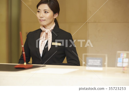 在酒店接待處工作的女人 在酒店接待處工作的女人 35723253