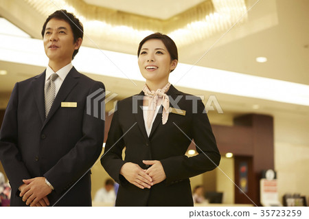 在酒店工作的男人和女人 35723259