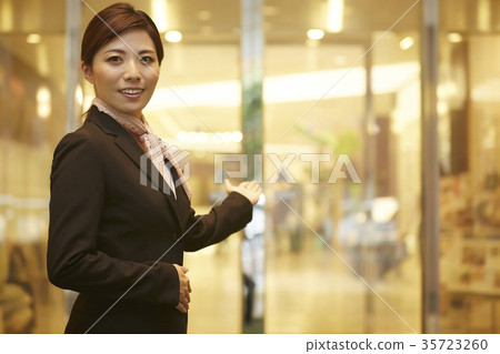 在酒店工作的女性 在酒店工作的女性 35723260