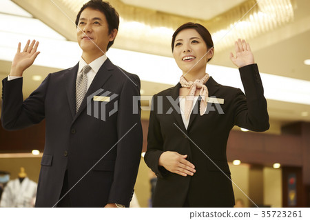 在酒店工作的男人和女人 35723261