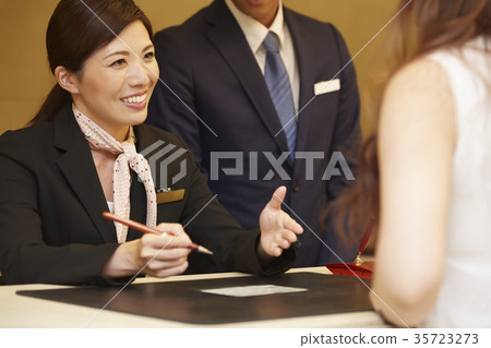 在酒店接待處工作的女人 35723273