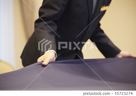 Men calling at a hotel 35723274