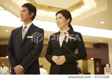 在酒店工作的男人和女人 35723280