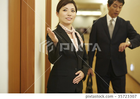 在酒店工作的女性 在酒店工作的女性 35723307