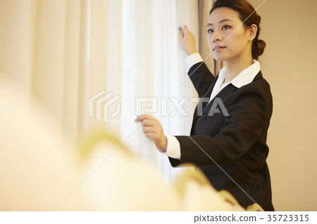 Women who work at a hotel Women who work at a hotel 35723315