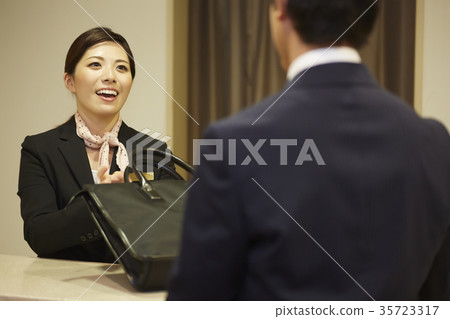 在酒店工作的女性 35723317