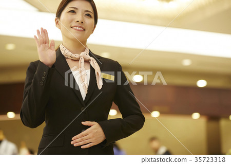 在酒店工作的女性 35723318