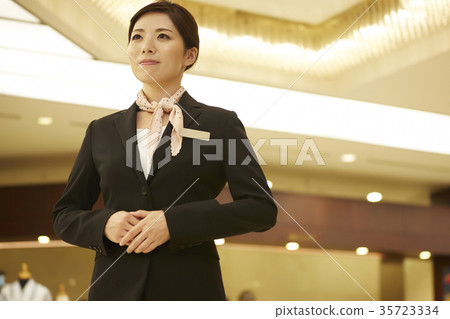 在酒店工作的女性 35723334