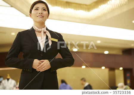 在酒店工作的女性 在酒店工作的女性 35723336