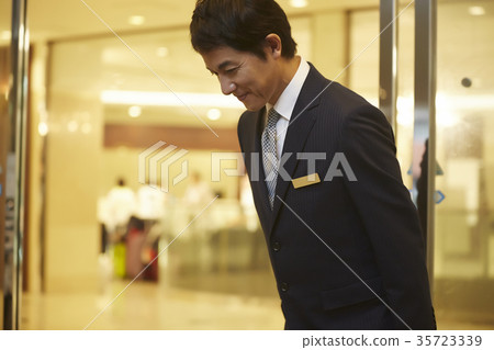 在酒店工作的人 在酒店工作的人 35723339