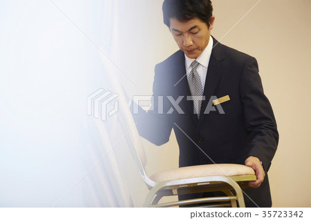 在酒店工作的人 35723342
