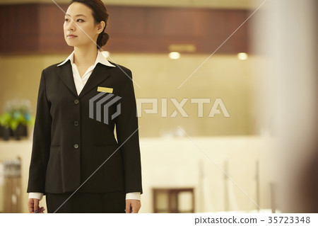 在酒店工作的女性 35723348
