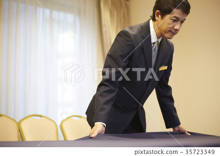 在酒店工作的人 35723349