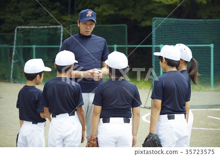 Boy baseball team practice Boy baseball team practice 35723575