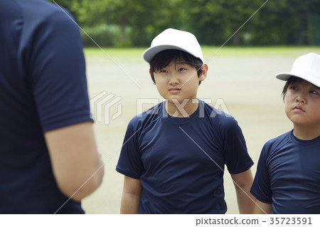 Boy baseball team practice 35723591