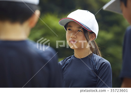 年輕男孩棒球女孩練習 35723601