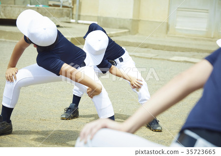 男孩棒球練習伸展準備 35723665