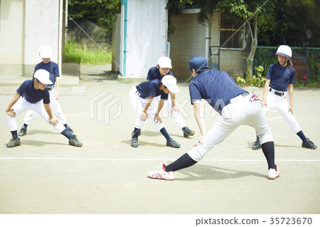 男孩棒球練習伸展準備 35723670